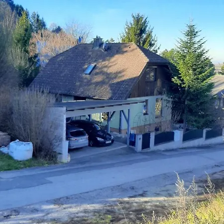 Family Basement Apartment, Breakfast, Free Parking, 5km From Tulln Chorherrn