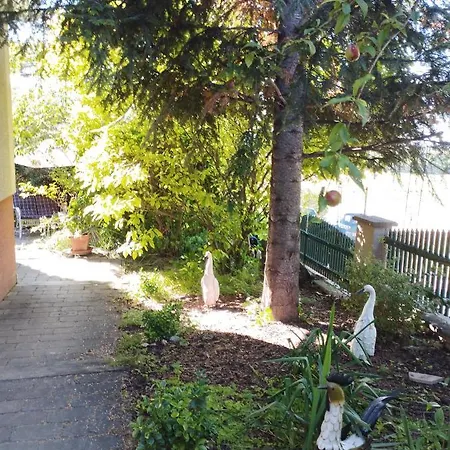 Family Basement Apartment, Breakfast, Free Parking, 5km From Tulln Chorherrn