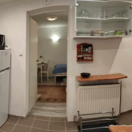Family Basement Apartment, Breakfast, Free Parking, 5km From Tulln Daire *