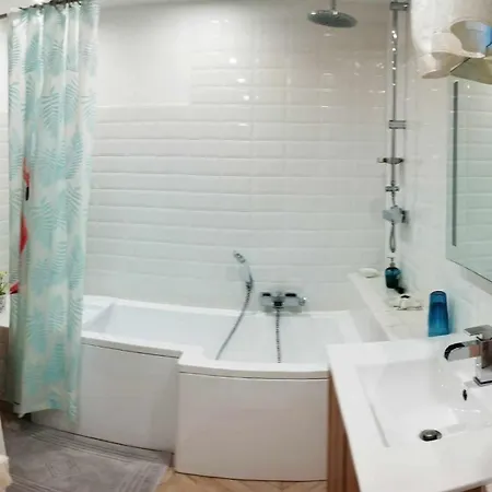 Family Basement Apartment, Breakfast, Free Parking, 5km From Tulln Daire *