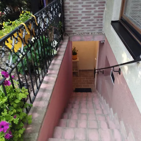Family Basement Apartment, Parking, 5km From Tulln Apartment