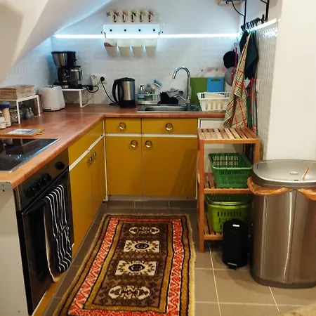Family Basement Apartment, Breakfast, Free Parking, 5km From Tulln Chorherrn
