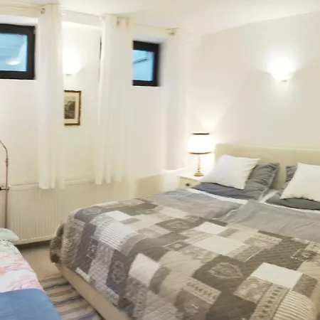 Family Basement Apartment, Breakfast, Free Parking, 5km From Tulln Chorherrn