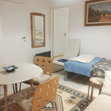 Family Basement Apartment, Breakfast, Free Parking, 5km From Tulln Daire *