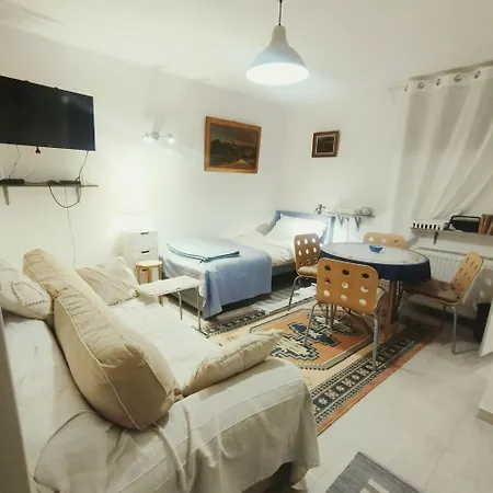 Family Basement Apartment, Parking, 5km From Tulln *