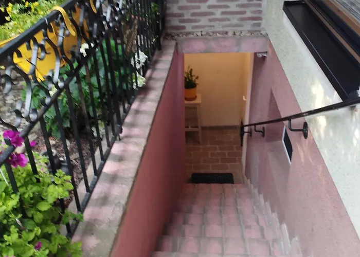 Family Basement Apartment, Breakfast, Free Parking, 5km From Tulln דירה