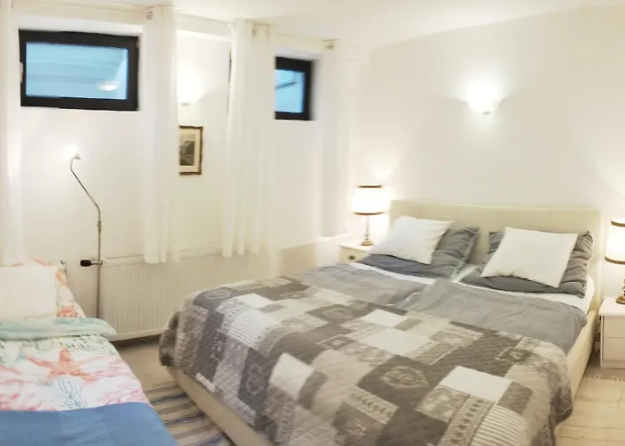 Family Basement Apartment, Breakfast, Free Parking, 5km From Tulln Chorherrn