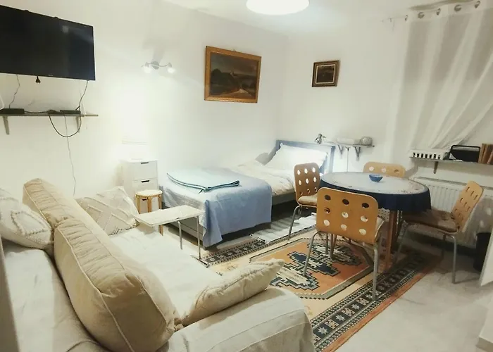 Family Basement Apartment, Breakfast, Free Parking, 5km From Tulln *