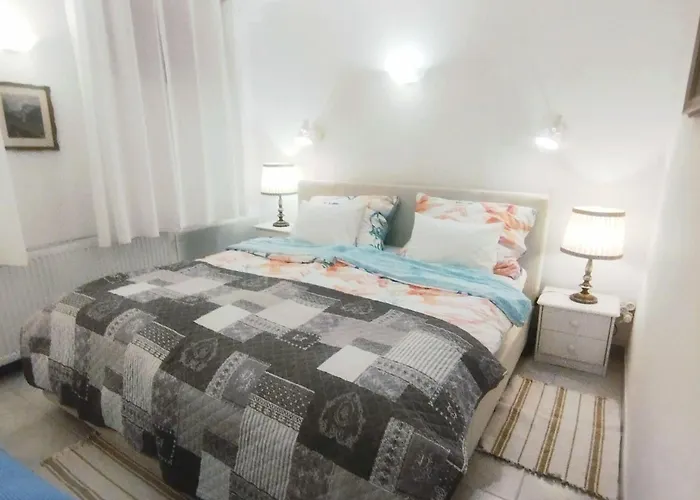 Family Basement Apartment, Breakfast, Free Parking, 5km From Tulln Chorherrn